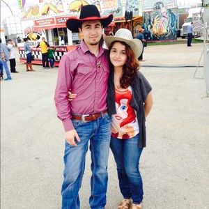 Meet your Posher, Abril